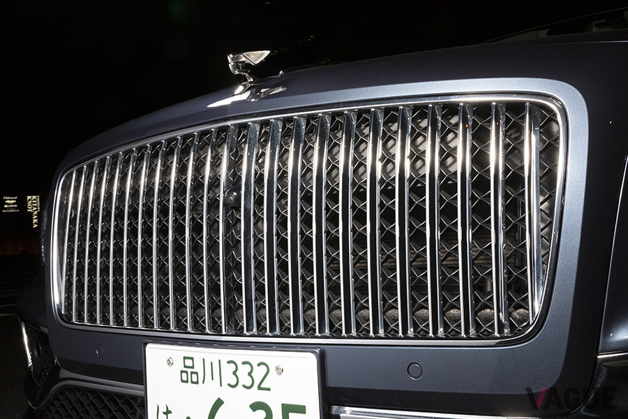 フロントグリルは幅広くなり、「ミュルザンヌ」と同じ垂直ラインのバーチカルベーンを採用