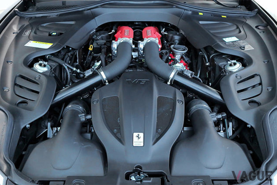 フェラーリGTC4ルッソTは、V型8気筒エンジンを搭載する