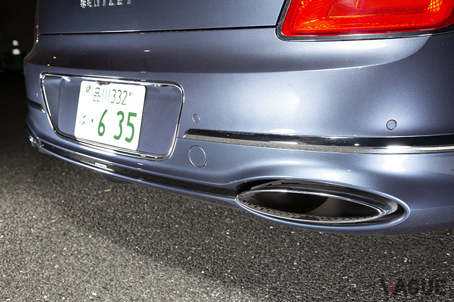 W12気筒のフライングスパーであるので、マフラーエンドはオーバルタイプ