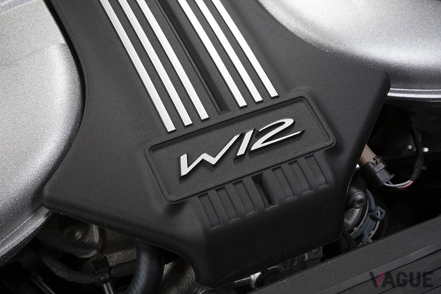 エンジンは、W型12気筒DOHCツインターボチャージドTSI