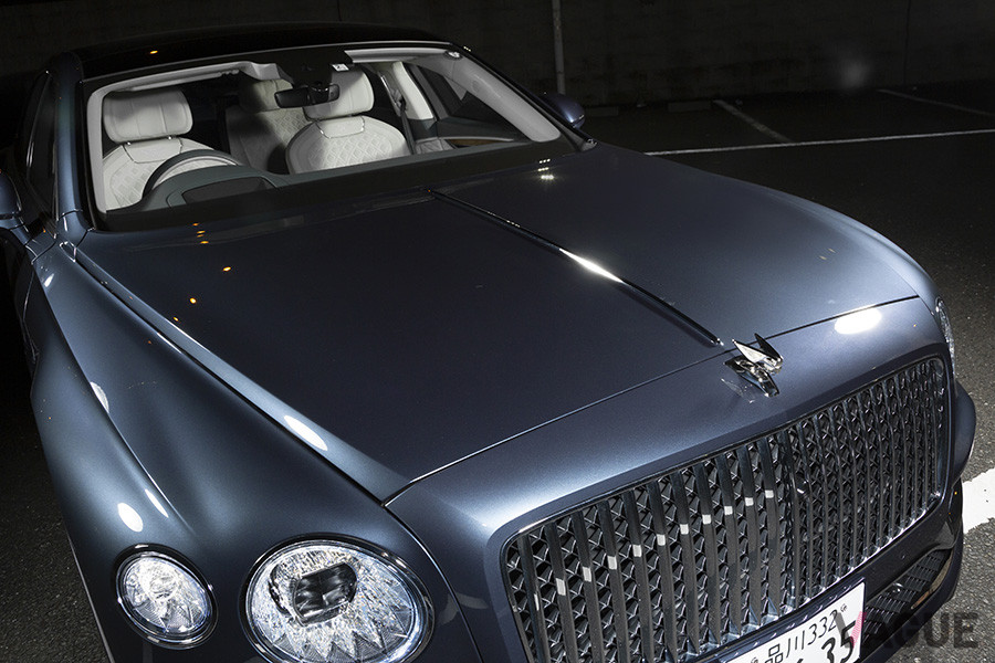 ボンネット先端に「フライングB」のマスコットを現代版フライングスパーで初採用