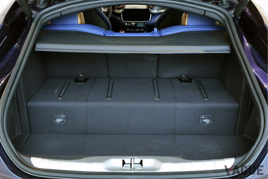 ラゲッジコンパートメントも備わる