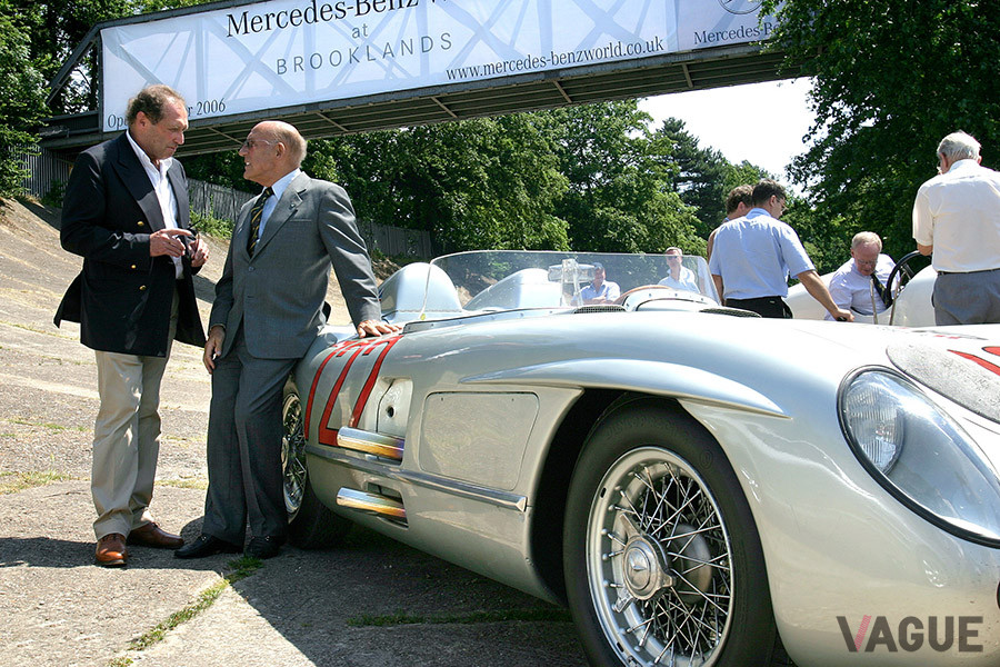 スターリング・モスとメルセデス・ベンツ300SLR（W196S）。ブルックランズにて