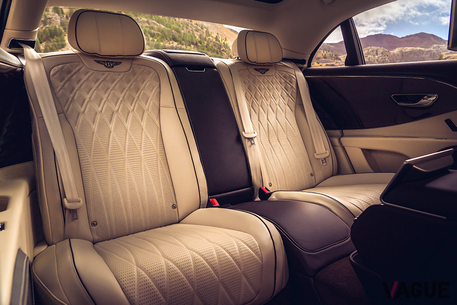 ベントレー「フライングスパー」のリアシートは、コンフォタブルの極地