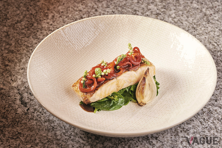 サーモンを焼きバルサミコ酢で仕上げるヘルシーで見た目にも美しい一皿