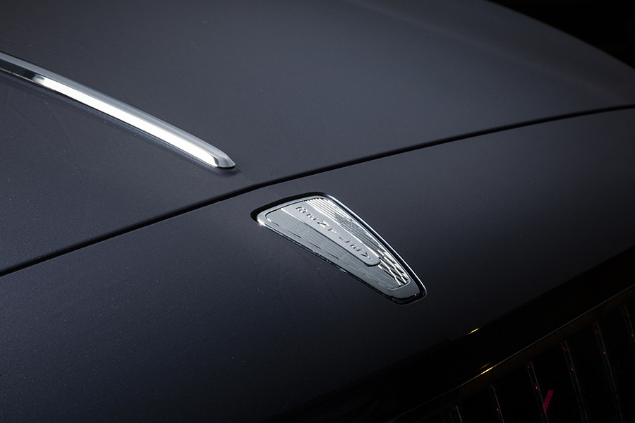 エンジンを停止すると、自動的に格納される「フライングB」のマスコット