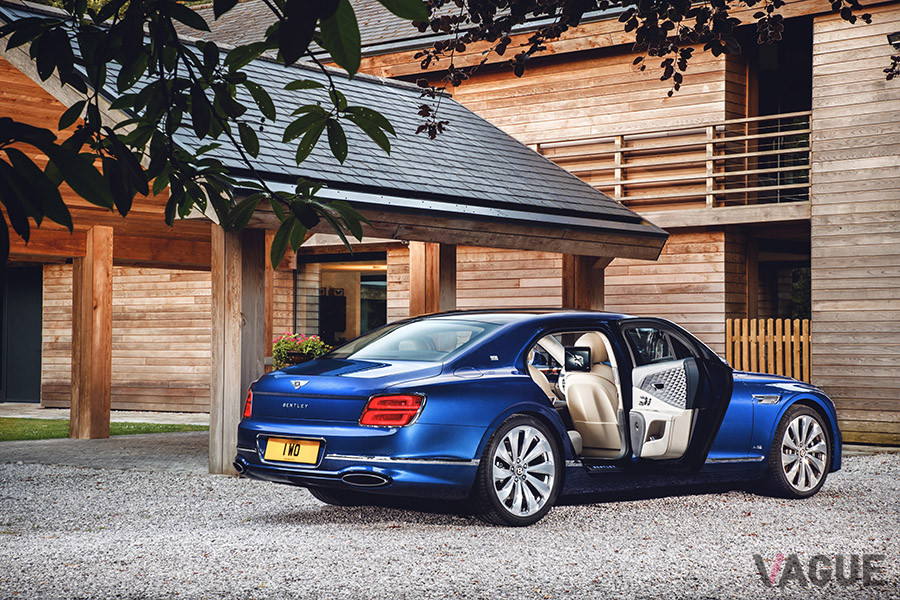 スポーツセダンとしての素質も十分だが、リムジンとしての後席の洗練度も優れているベントレー「フライングスパー」