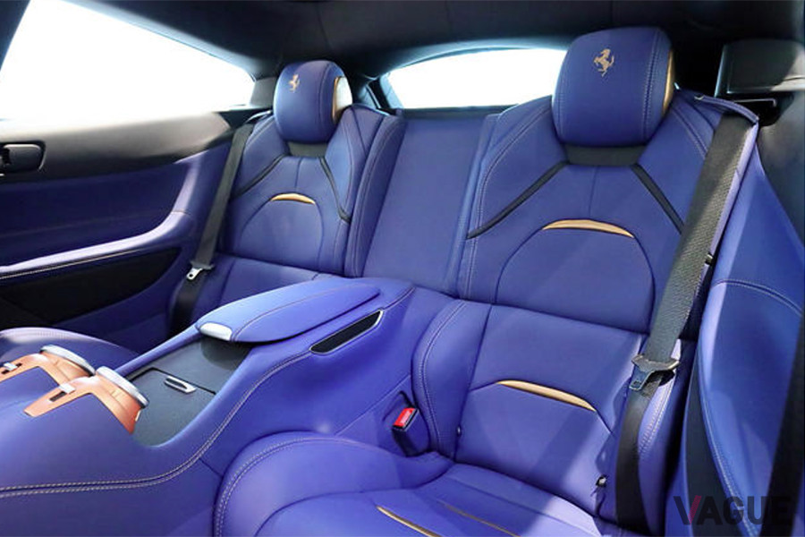 差し色のゴールドが美しいコントラストを見せるシート