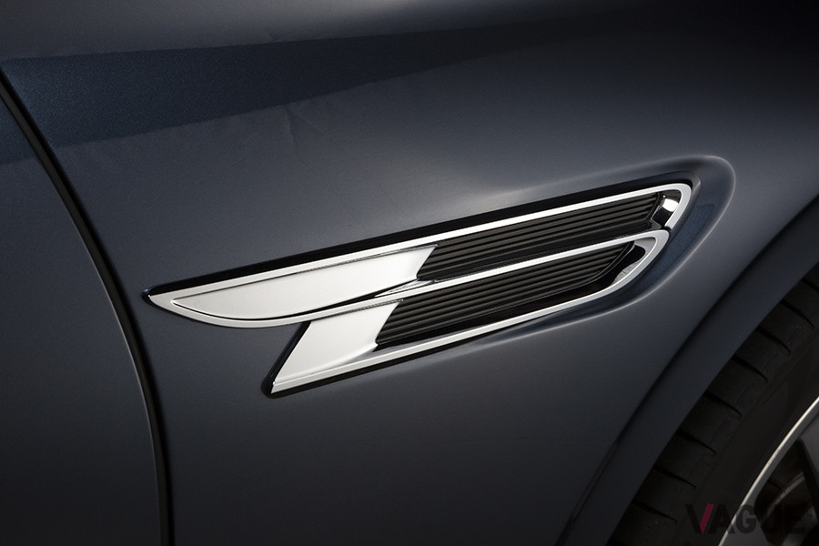 フロント左右フェンダーには、「B」をモチーフにしたエアベント