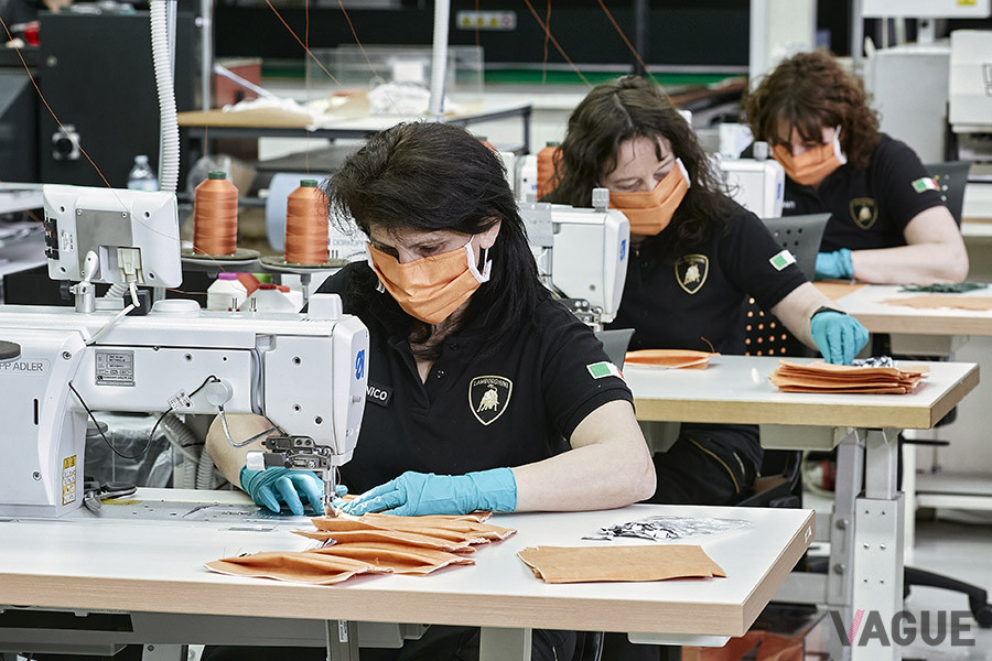 イタリア サンタガタボロネーゼにあるスーパースポーツカー製造工場でマスクが作られる様子