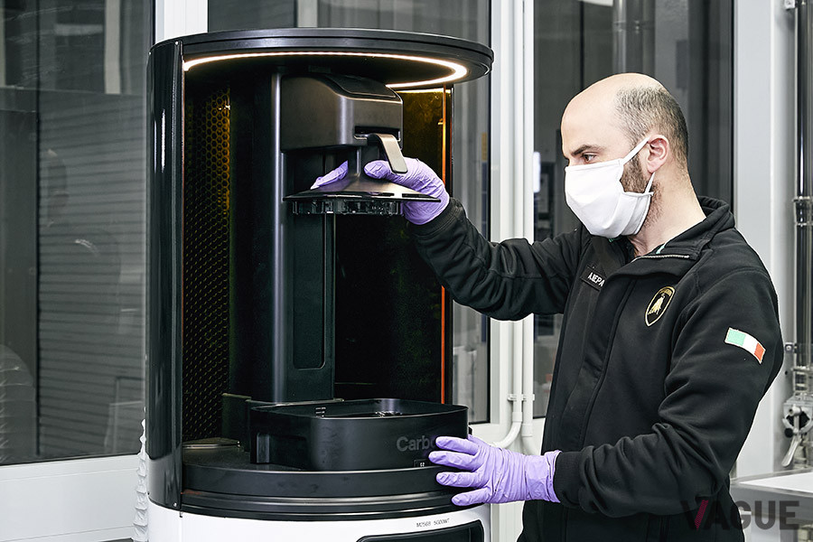 炭素繊維製造プラントと研究開発部門内の3Dプリンターを使用して医療用シールドが作られる様子