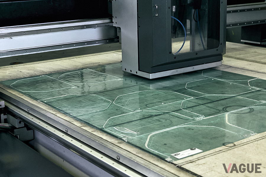 炭素繊維製造プラントと研究開発部門内の3Dプリンターを使用して医療用シールドが作られる様子
