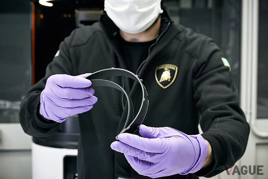 炭素繊維製造プラントと研究開発部門内の3Dプリンターを使用して医療用シールドが作られる様子