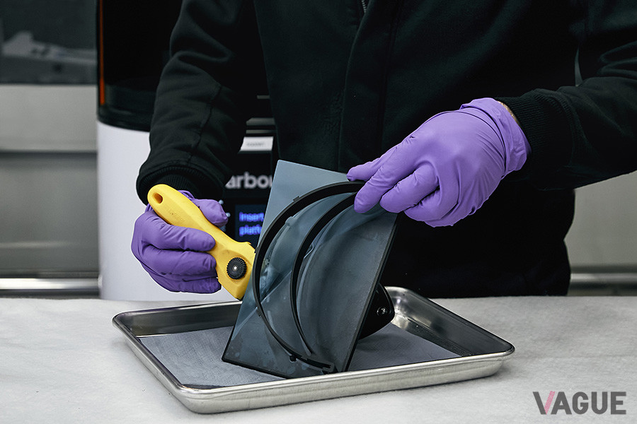 炭素繊維製造プラントと研究開発部門内の3Dプリンターを使用して医療用シールドが作られる様子