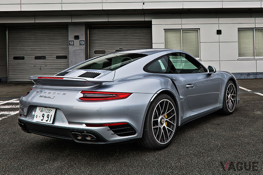 ポルシェ911ターボSは、強固な剛性の車体と遮音と防振に優れた高いNVH性能を備えている