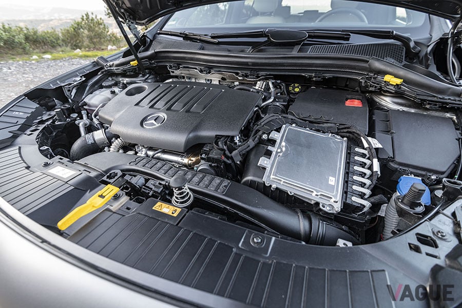 GLA220dのエンジンルーム
