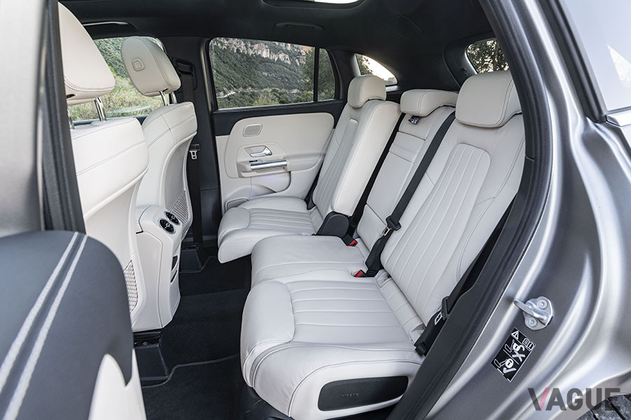メルセデス・ベンツ新型「GLA」のリアシートは60：40で前後スライド可能
