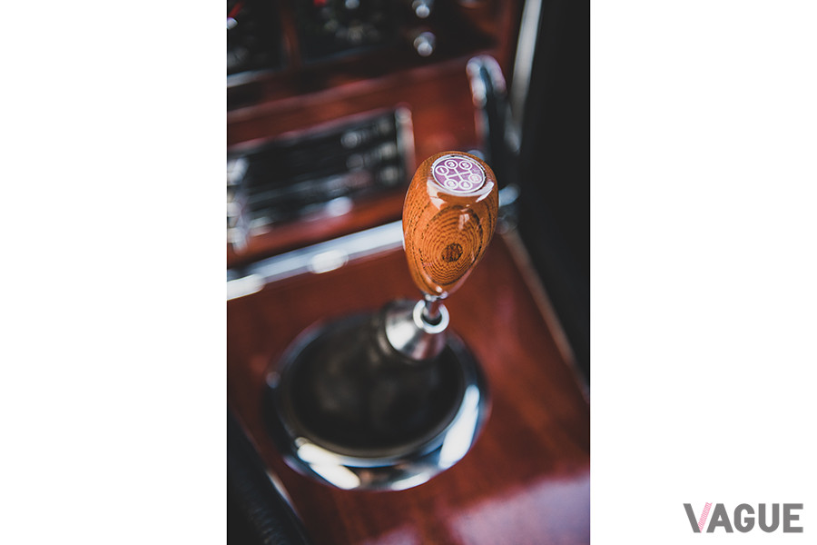 木目も美しいウッドのシフトノブ(C)2019 Courtesy of RM Sotheby's