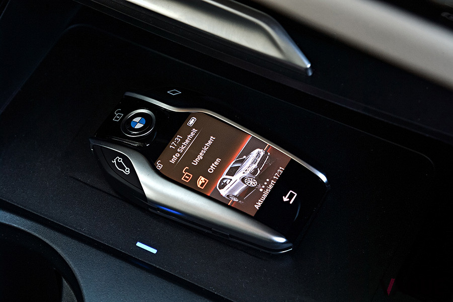 BMW X3のディスプレイキーでは、車外からエアコンの設定などがおこなえるほか、車両点検の時期なども知ることが可能