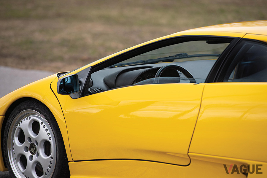ドアウインドウのガラスが1枚になり、カウンタックに比べると便利になった（C）2020 Courtesy of RM Sotheby's