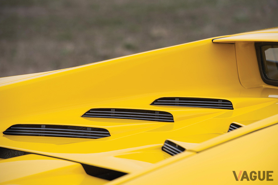 リアデッキには、ルーバーが切られている（C）2020 Courtesy of RM Sotheby's