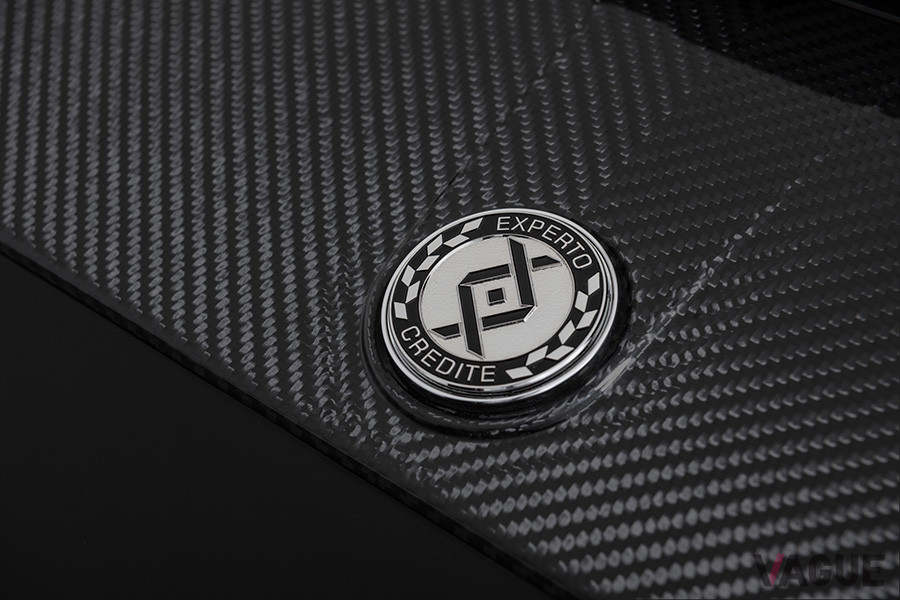 「INVICTO」のエンブレム