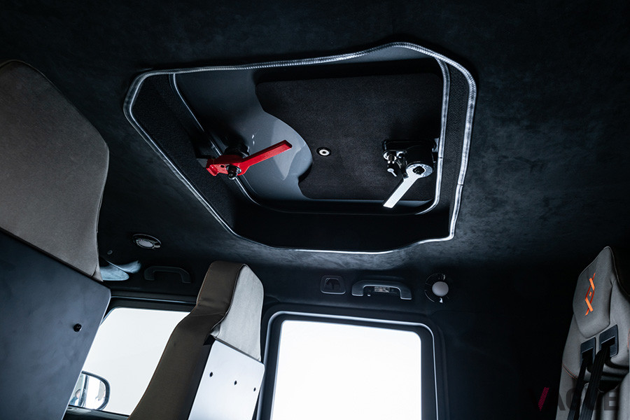 インビクトVR6 Plus ERVミッションは、ルーフから脱出可能