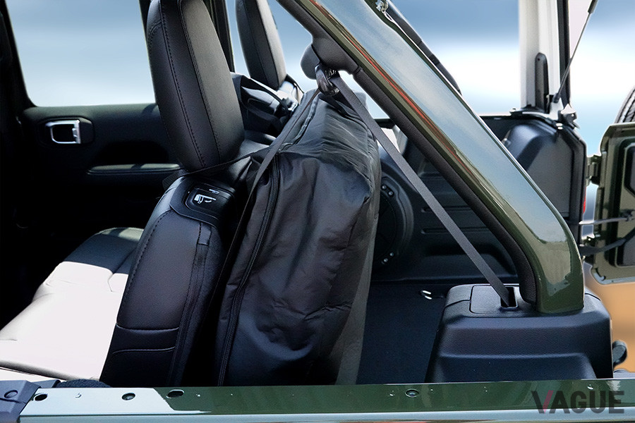 後方側面のリアクォーターウィンドウは脱着式。取り外したウィンドウは専用バッグに入れ、リアシート背面に収納