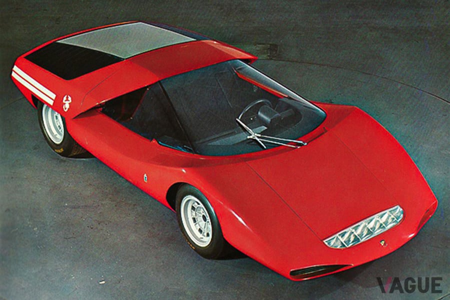 長くシャープなフロントノーズ、前方に大きく開くフロントウィンドウ一体式のルーフ、リアから眺めればむき出しのエンジンなど、非常に斬新なデザインで構成