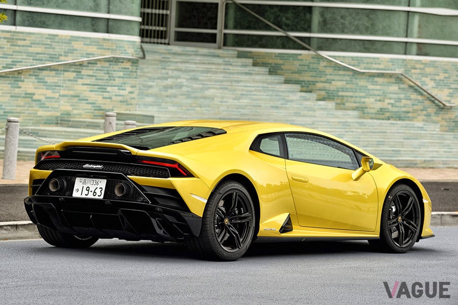 最高速度325km／h、0-100km／h加速3.3秒を誇る