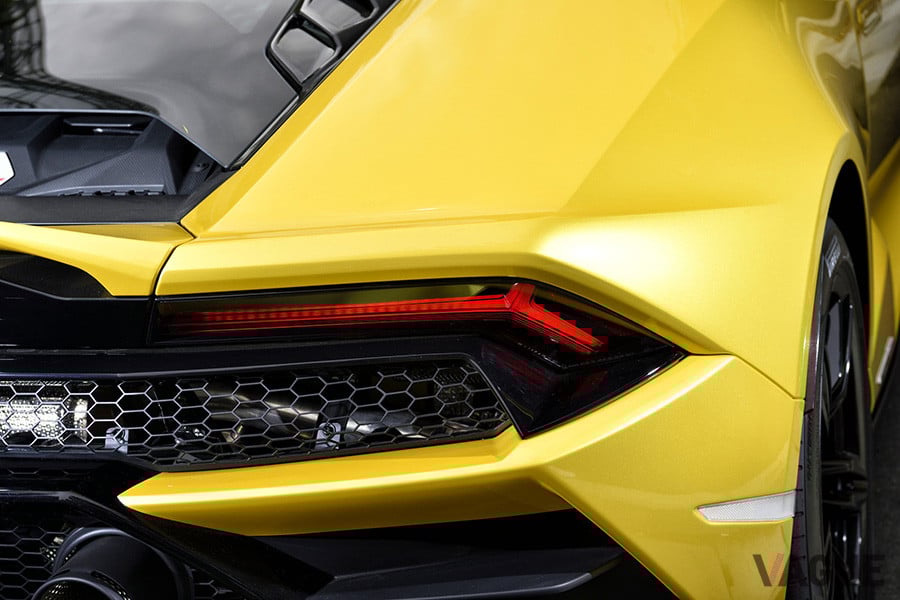 テールライトは最近のランボルギーニの「Y」の字のデザインとなる