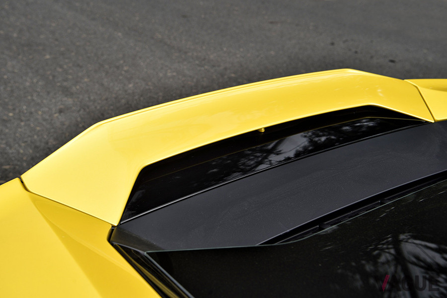 リアエンド部には、ウイングは備わらずダックテールのような形状となる