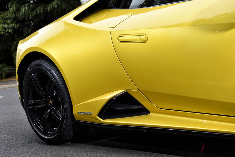 ボディサイドのエアインテークはEVOに進化した際にデザインが変更された