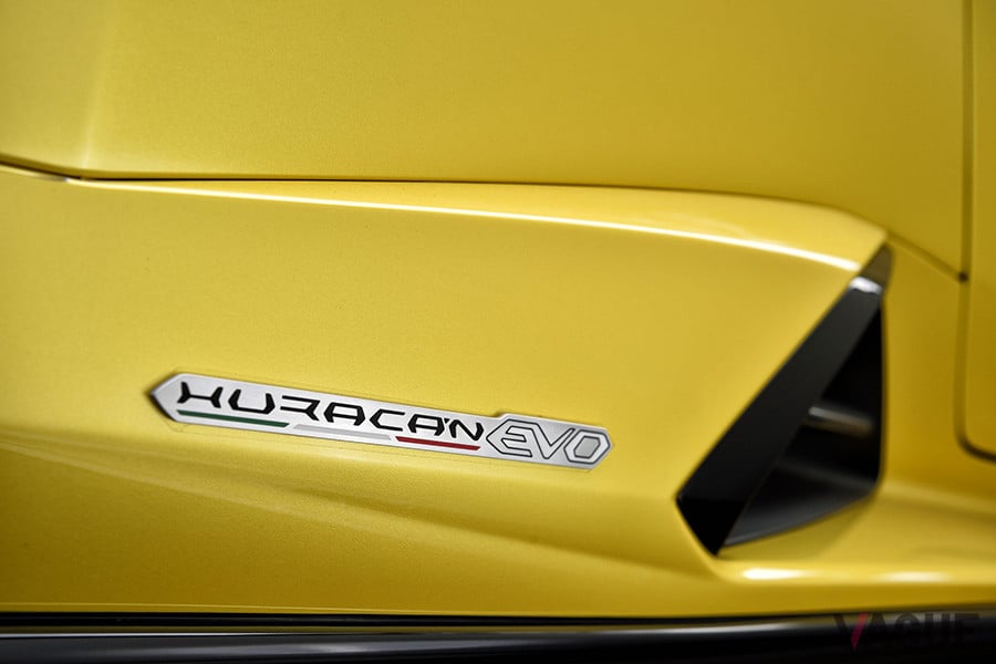 サイドのエアインテークに車名のロゴが装着される