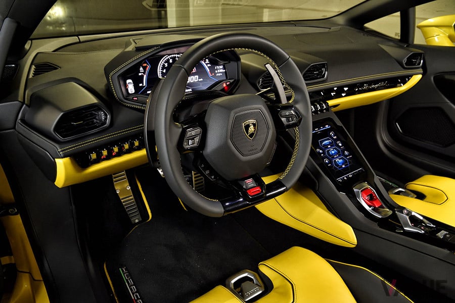 インテリアのカバーは、レザーやアルカンターラのほか、ランボルギーニの特殊カーボンファイバー素材から選択可能