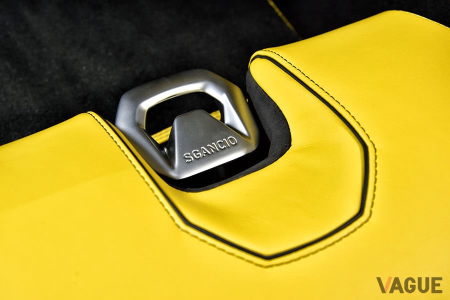 シートはレバーで簡単に前後位置を調整しやすくなった