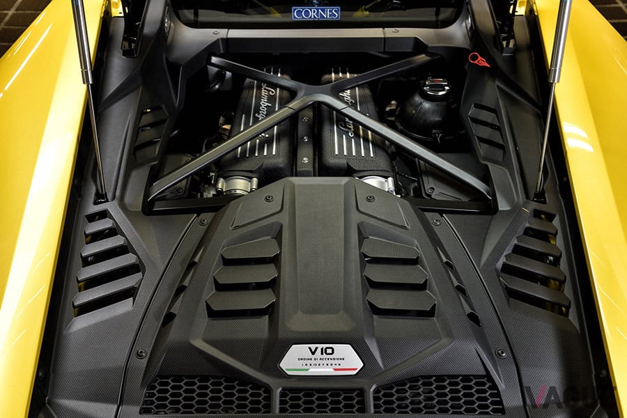 V型10気筒エンジンをリアミッドに搭載