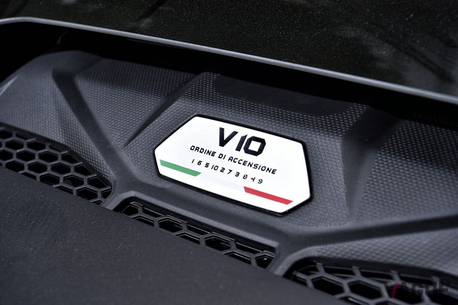 いまや貴重となった自然吸気のV型10気筒エンジン