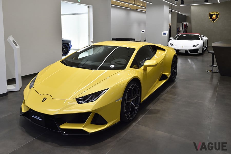 青山通りに面しているランボルギーニ青山。新車だけでなく認定中古車も充実している