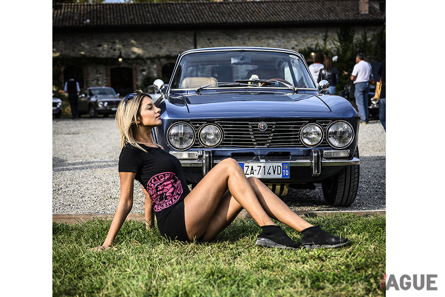 ジュリア2000GTVの前でくつろぐGiulia Lady
