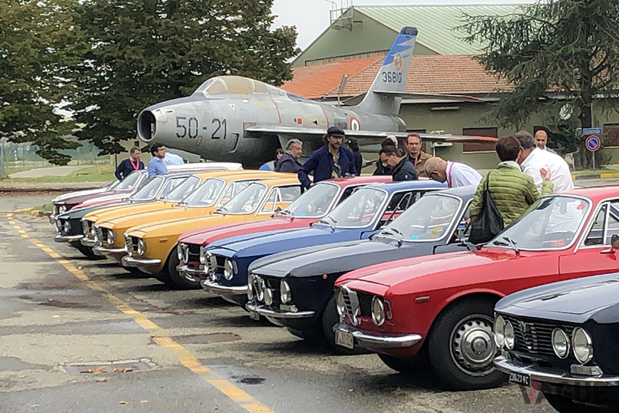 F-84F サンダーストリークの前にずらりと並んだジュリアクーペと参加者