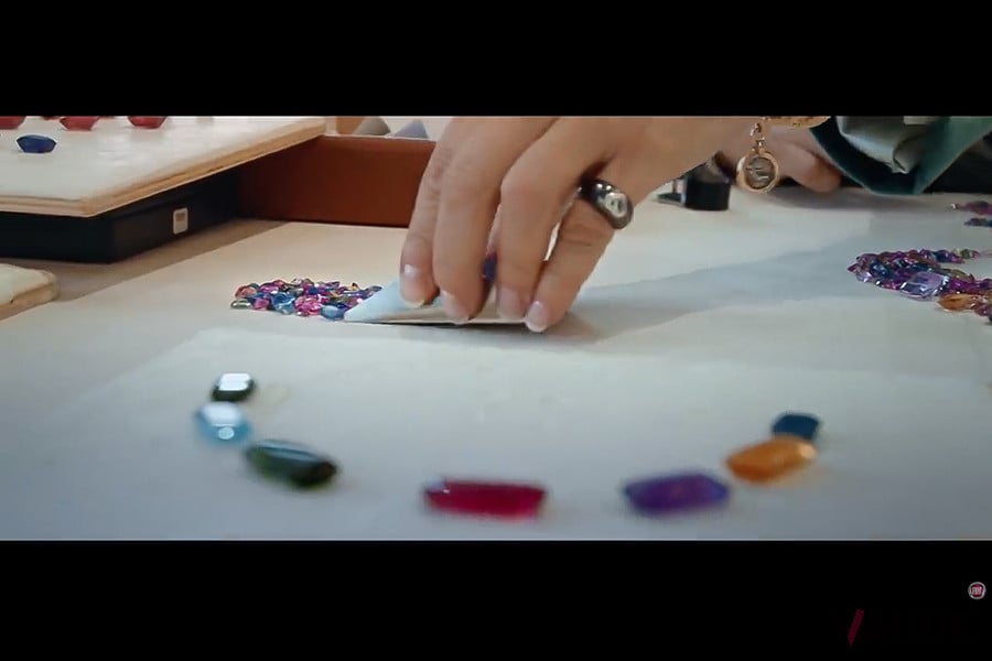 ブルガリ：B.500「MAI TROPPO」を製作している様子