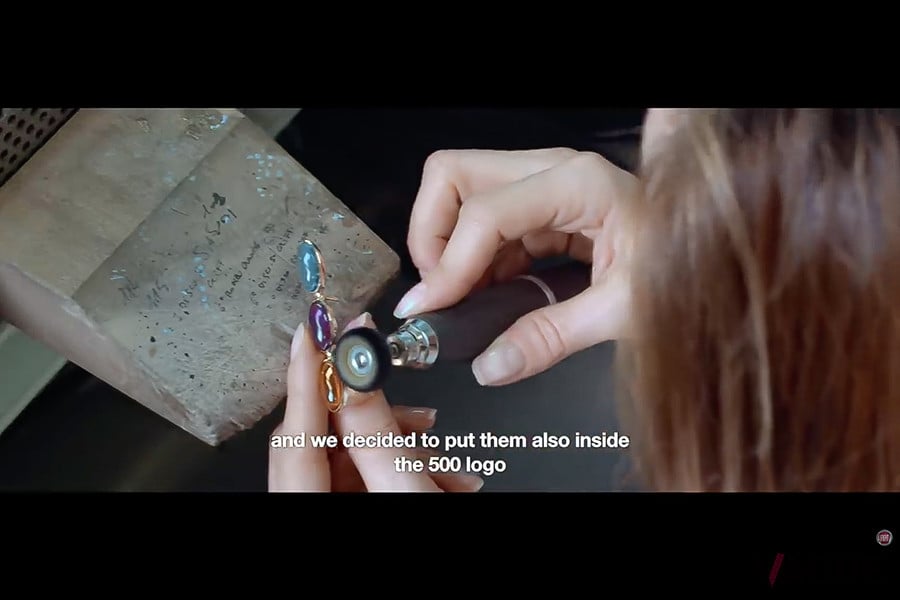 ブルガリ：B.500「MAI TROPPO」を製作している様子