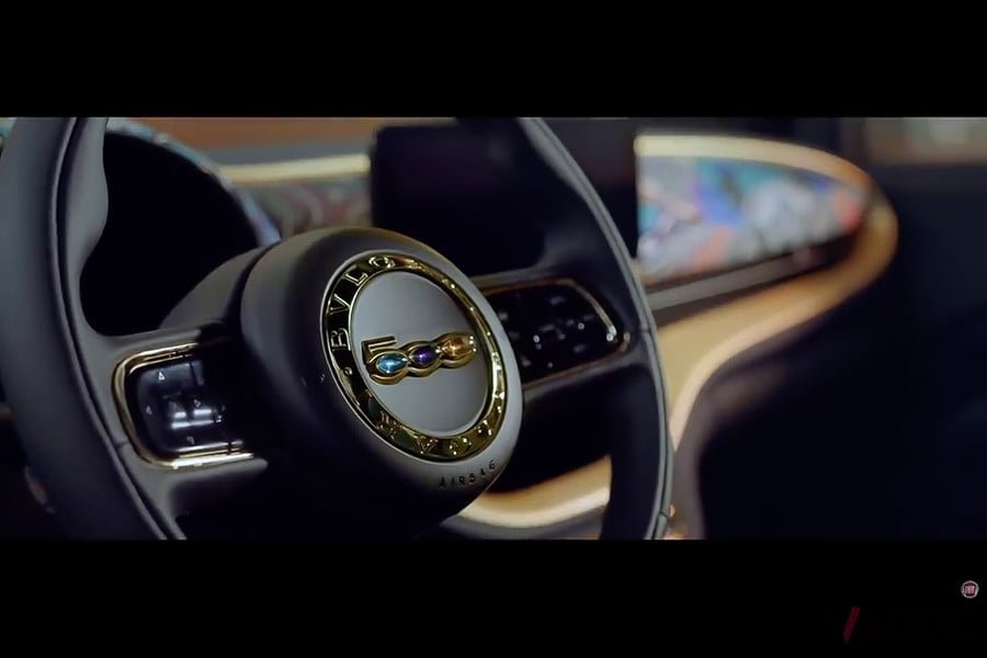 ブルガリ：B.500「MAI TROPPO」を製作している様子