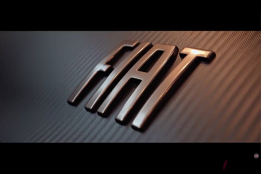 ジョルジオ・アルマーニ：500 Giorgio Armaniを製作している様子