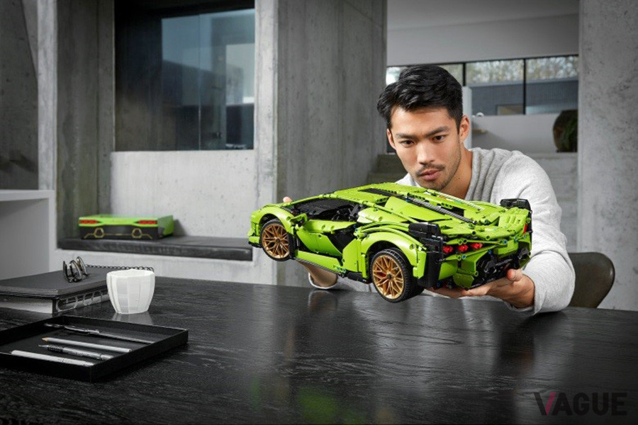 「レゴ テクニック ランボルギーニシアンFKP 37」を製作する様子