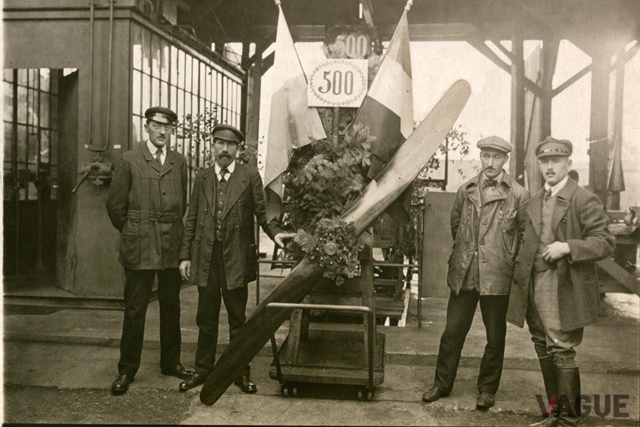1918年に製造された航空機用エンジン「BMW IIIa」。500台目を記念した写真