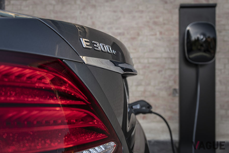 メルセデス・ベンツのプラグインハイブリッドの場合、車名の最後に「e」が付く。「de」の場合はディーゼルプラグインハイブリッドだ。写真は「E300e」