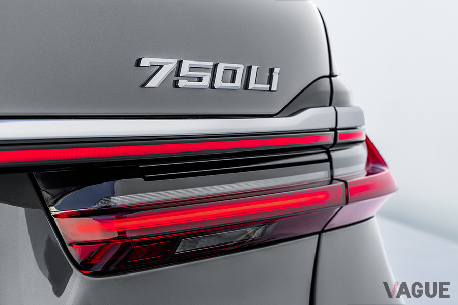 BMW「750Li」のエンブレム。BMWのフラッグシップセダン7シリーズのロングホイールベース版で、搭載エンジンは4.4リッターV型8気筒になる