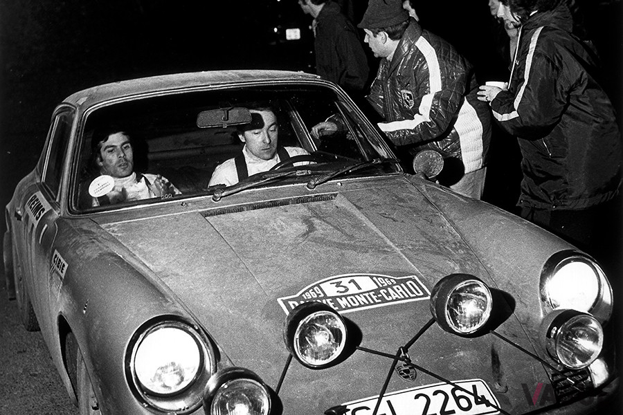 1969年のモンテカルロラリー。ポルシェ911S 2.0クーペをドライブするラルース（左）